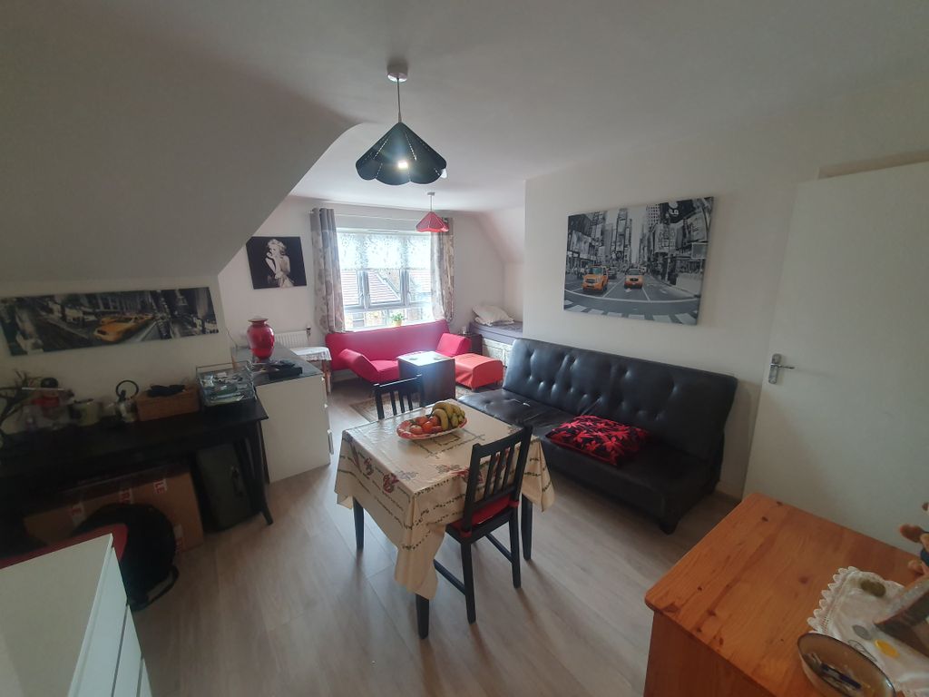 1 bed flat for sale in Featherstone Court, Featherstone Road, Southall, Middlesex UB2, £220,000