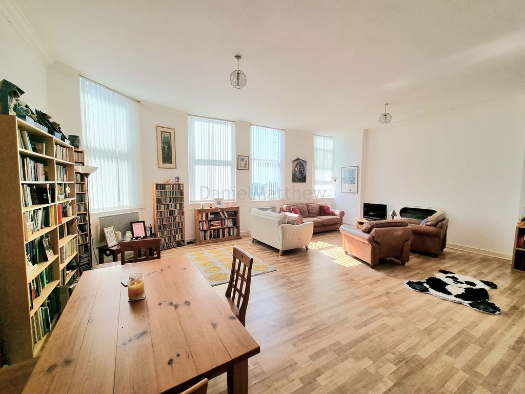 2 bed flat for sale in Windsor Road, Barry CF62, £160,000
