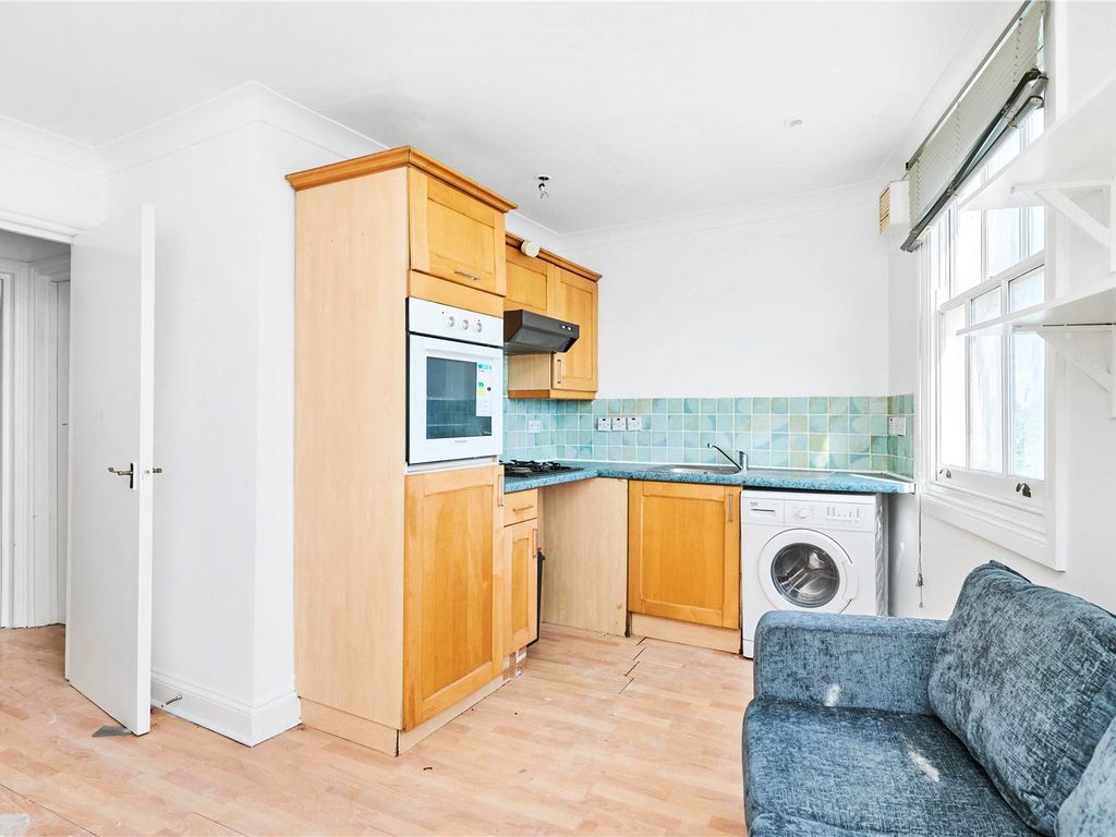 1 bed flat for sale in Voltaire Road, London SW4, £250,000
