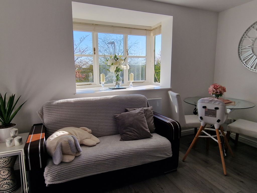 1 bed flat for sale in Lovegrove Drive, Slough SL2, £300,000
