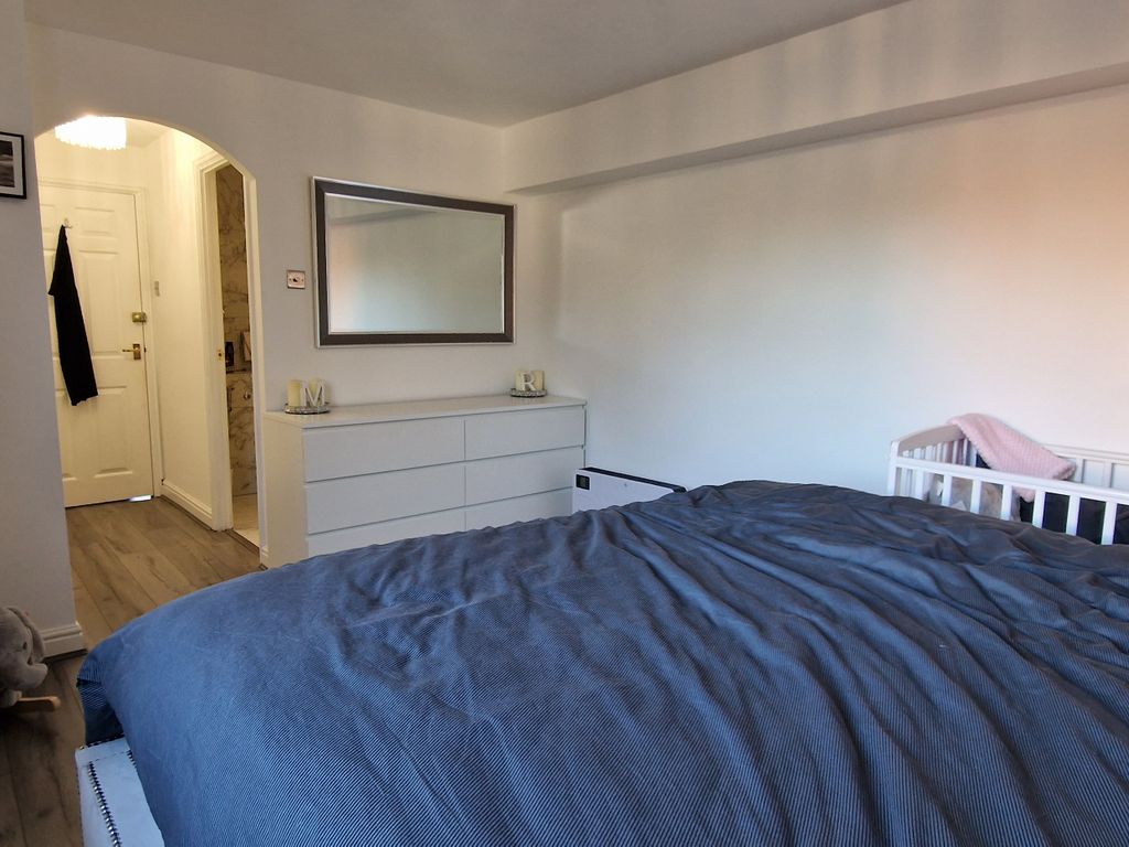 1 bed flat for sale in Lovegrove Drive, Slough SL2, £300,000