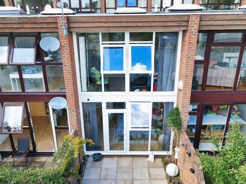 1 bed terraced house for sale in Old Groveway, Simpson, Milton Keynes MK6, £189,995
