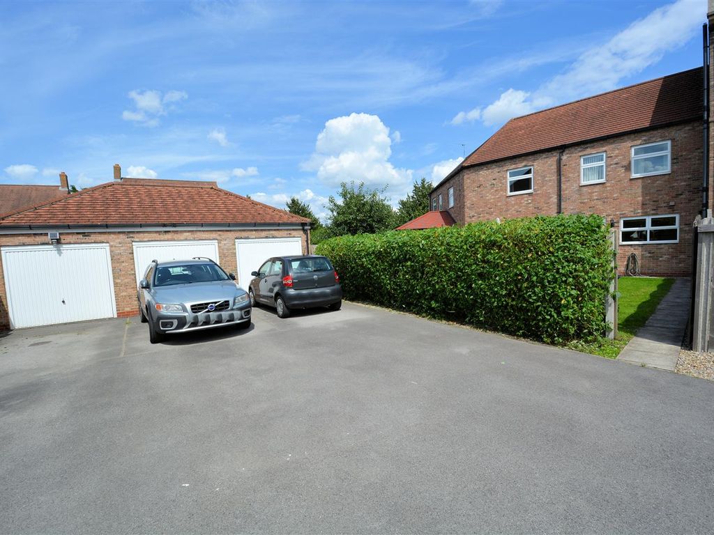 3 bed town house for sale in Hawthorn Road, Staynor Hall, Selby YO8, £200,000