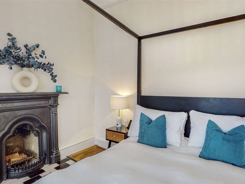 2 bed flat for sale in Armadale Street, Glasgow G31, £215,000