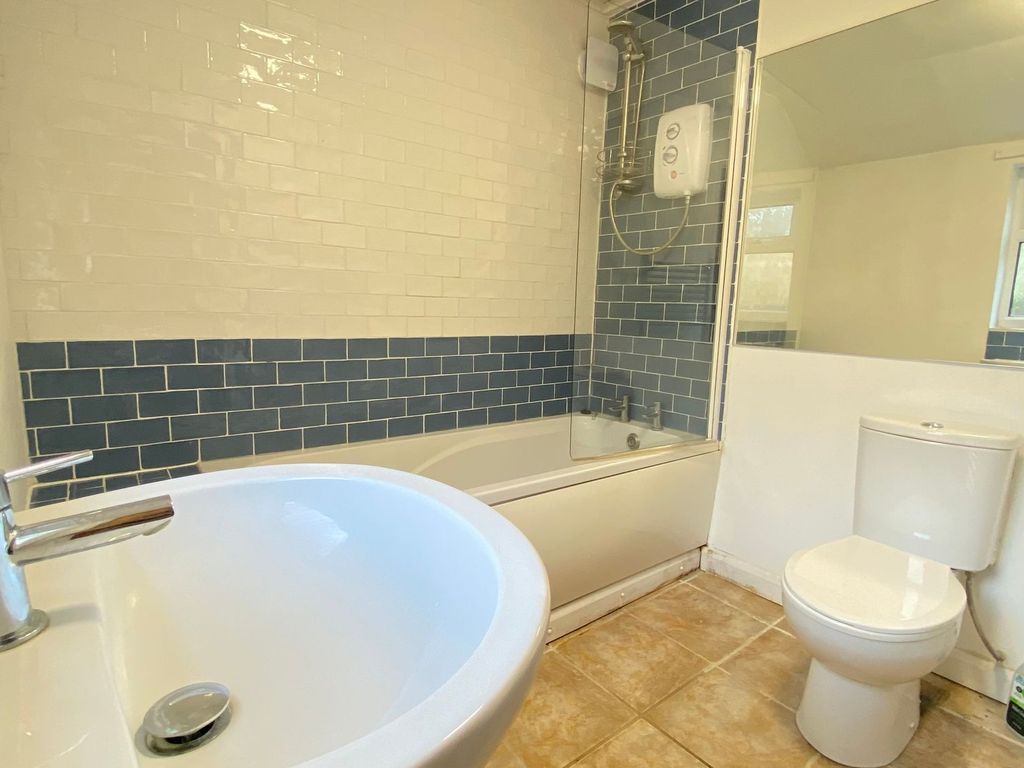 2 bed cottage for sale in West Street, Huntingdon, Cambridgeshire. PE29, £240,000