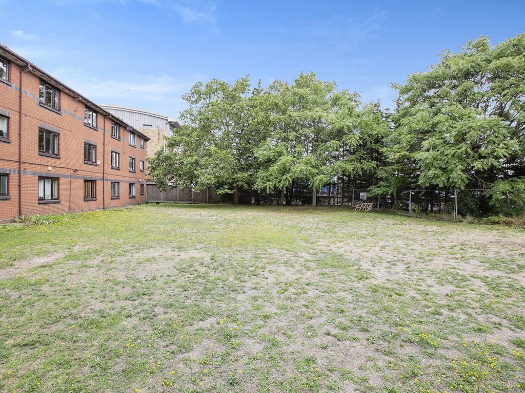 1 bed flat for sale in Wrexham Road, London E3, £270,000