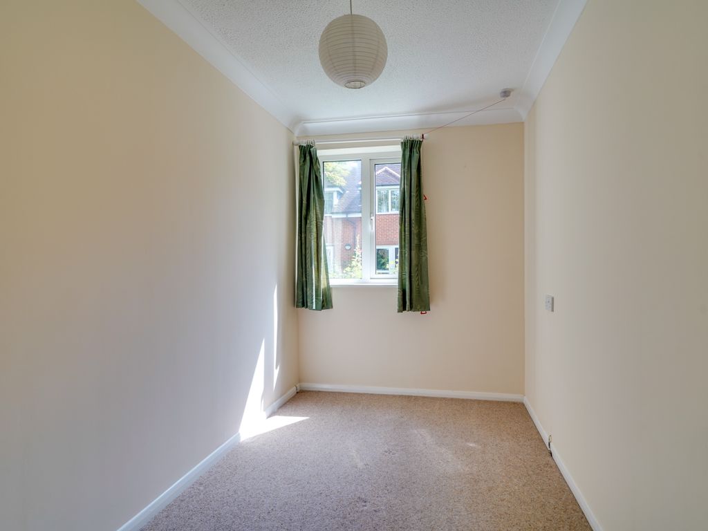 2 bed flat for sale in Collingwood Court, Royston SG8, £225,000