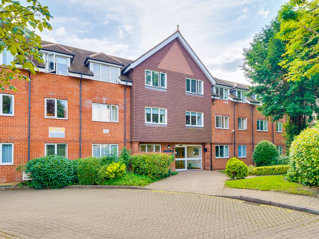 2 bed flat for sale in Collingwood Court, Royston SG8, £225,000
