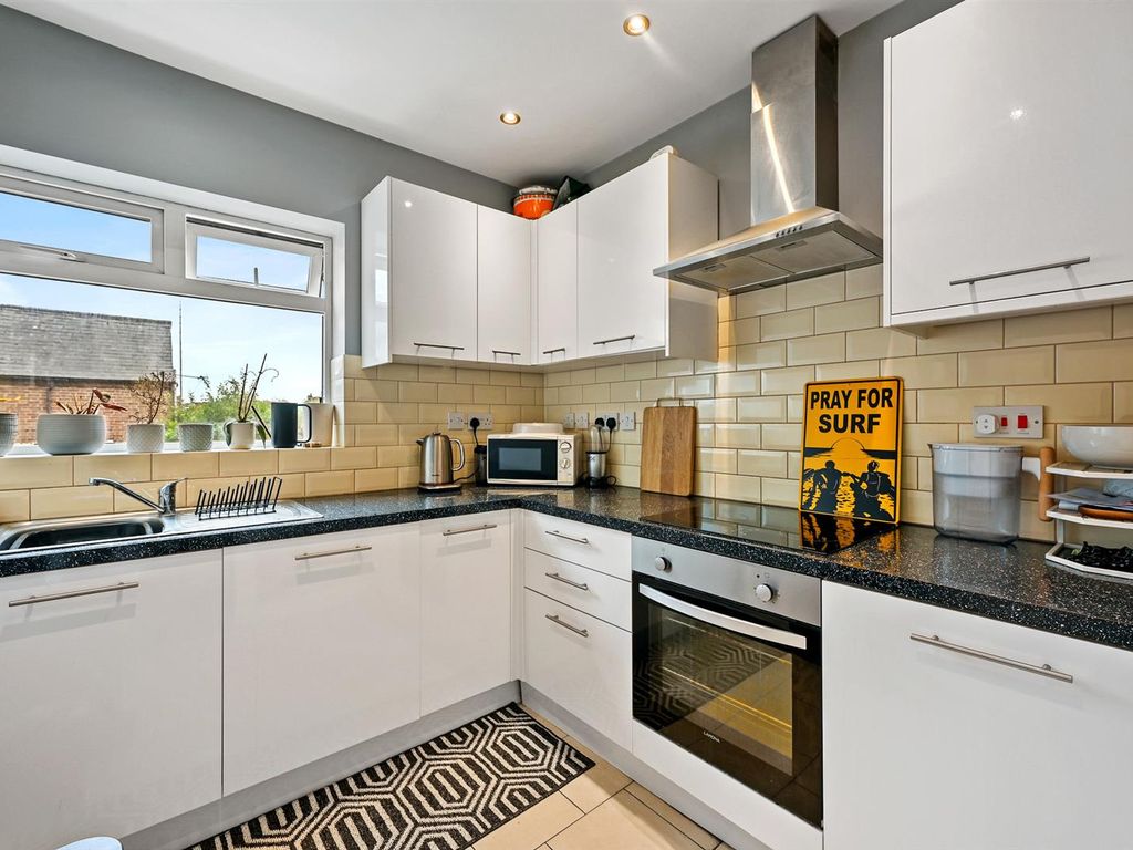 1 bed flat for sale in Broad Street, Chesham HP5, £200,000
