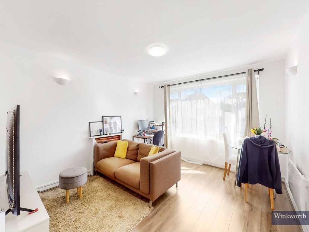 1 bed flat for sale in Colindeep Lane, London NW9, £300,000