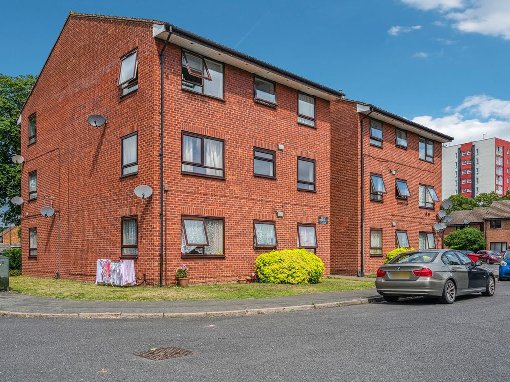 1 bed flat for sale in Kimberley Close, Slough SL3, £225,400