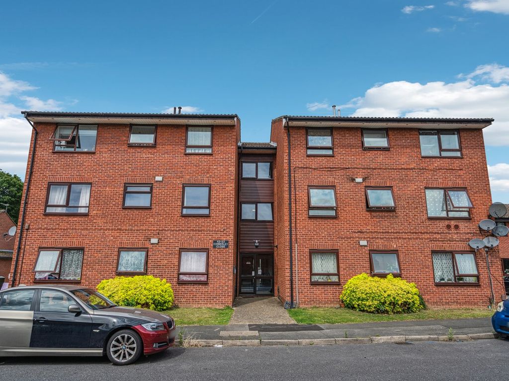 1 bed flat for sale in Kimberley Close, Slough SL3, £225,400