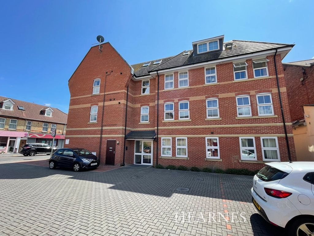 2 bed flat for sale in Victoria Road, Parkstone, Poole BH12, £180,000