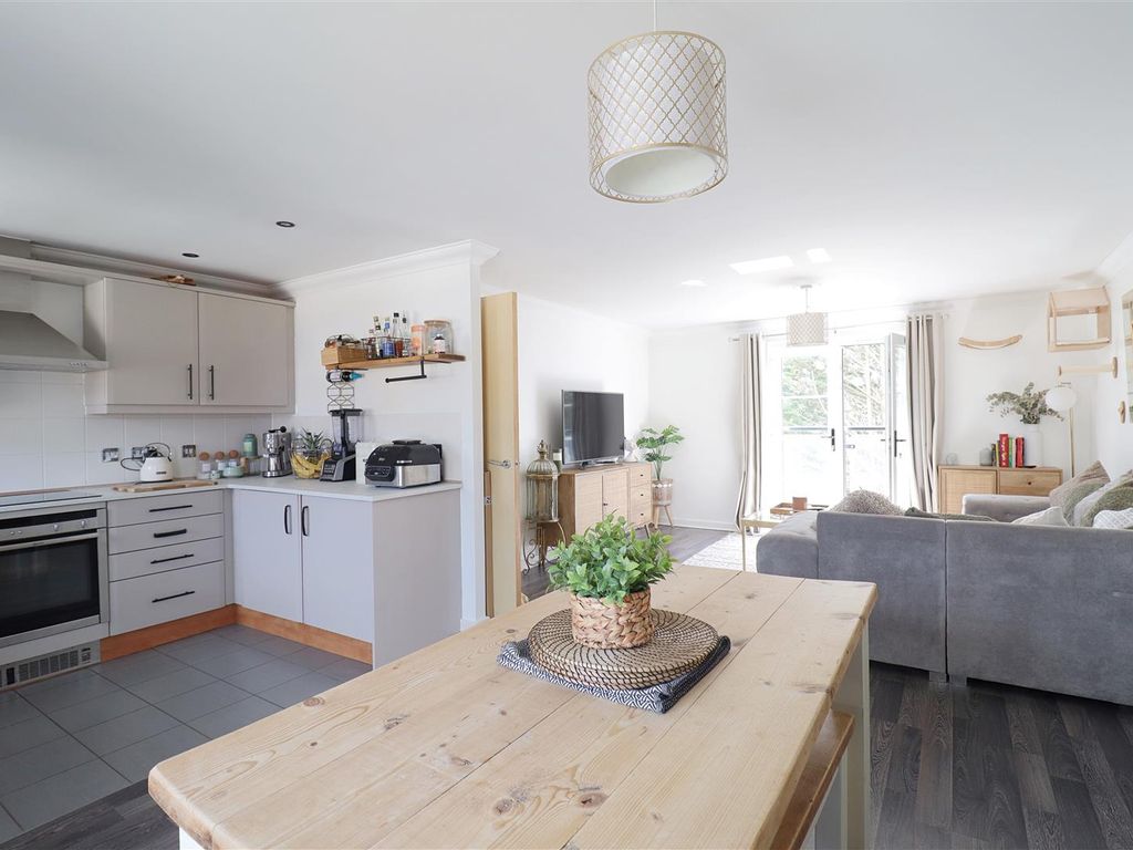 2 bed flat for sale in Cressing Road, Braintree CM7, £200,000