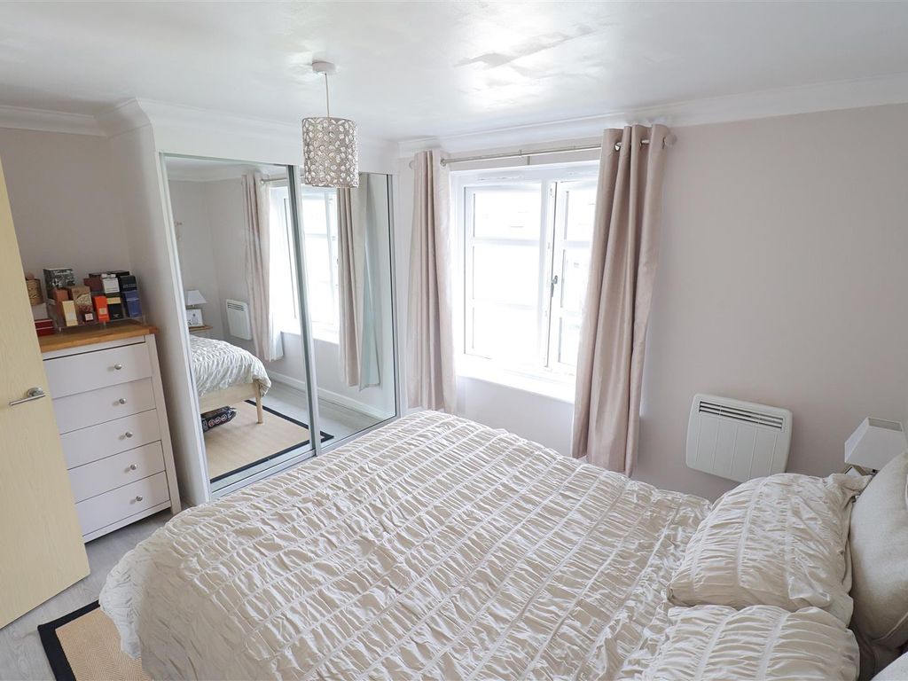 2 bed flat for sale in Cressing Road, Braintree CM7, £200,000