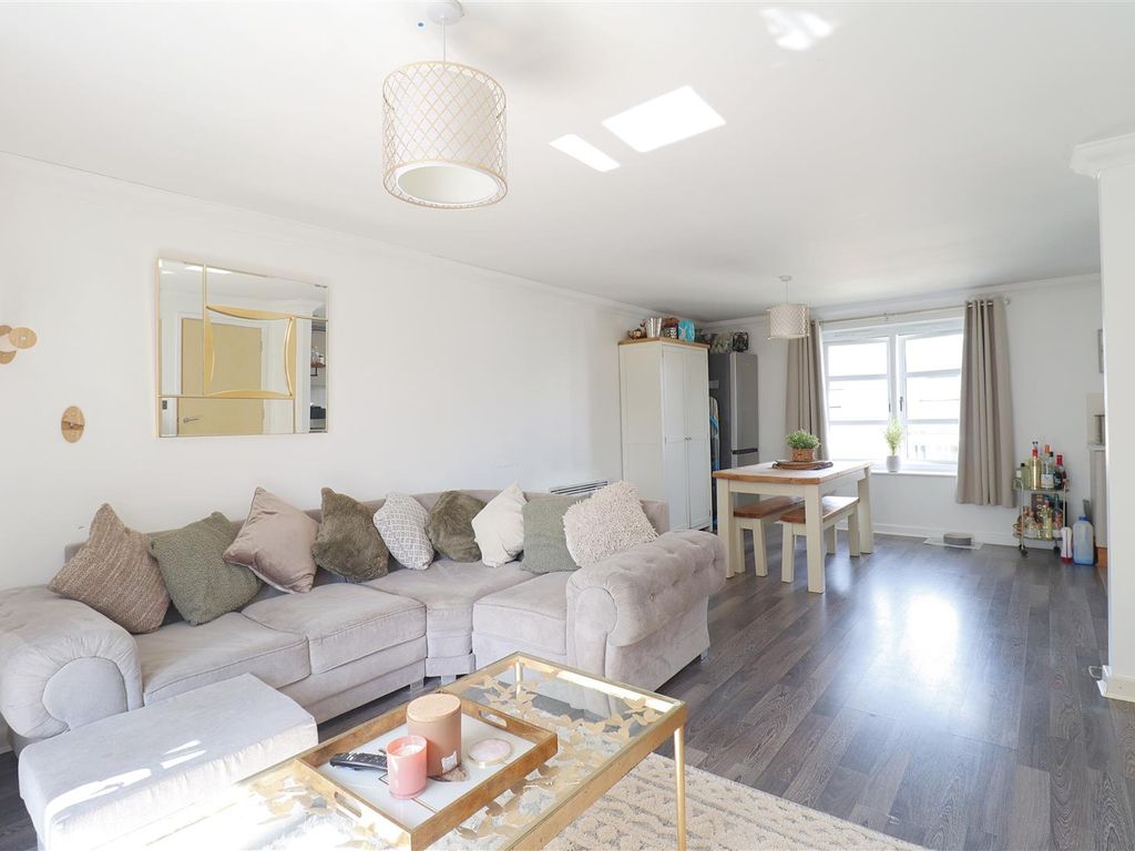 2 bed flat for sale in Cressing Road, Braintree CM7, £200,000