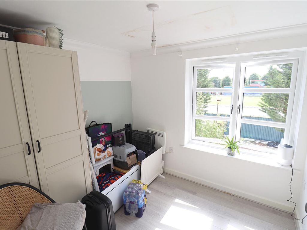 2 bed flat for sale in Cressing Road, Braintree CM7, £200,000