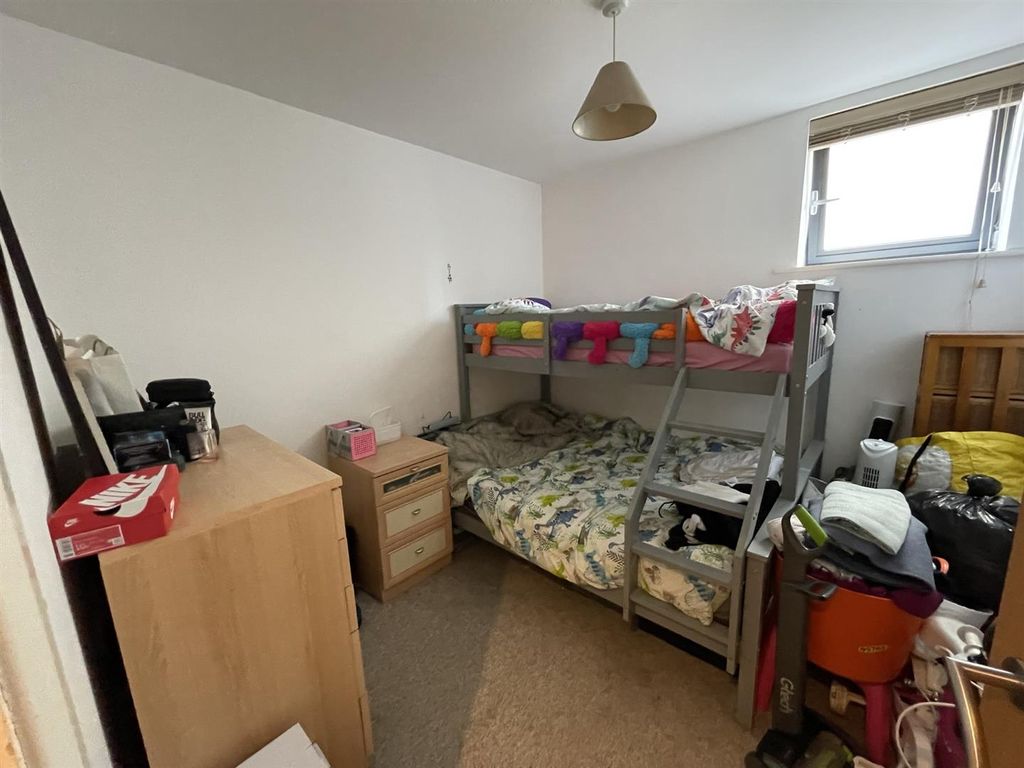 2 bed flat for sale in Hewlett Road, Cheltenham GL52, £180,000