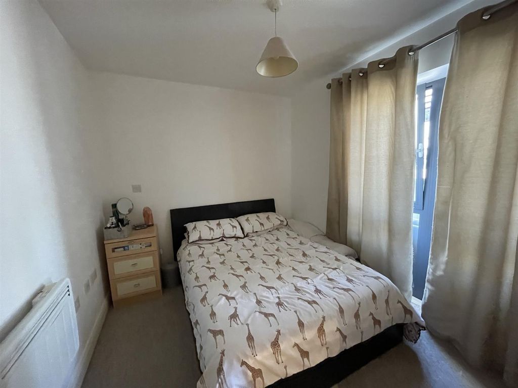 2 bed flat for sale in Hewlett Road, Cheltenham GL52, £180,000