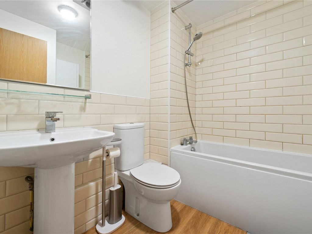 1 bed flat for sale in Stubbs Drive, London SE16, £279,950