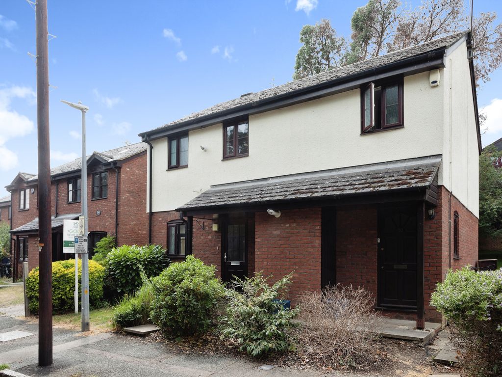 2 bed flat for sale in Cascade Road, Buckhurst Hill IG9, £300,000