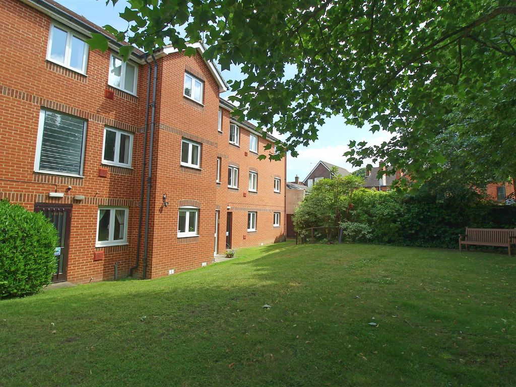 1 bed flat for sale in Priory Court, Priory Avenue, Caversham, Reading RG4, £140,000