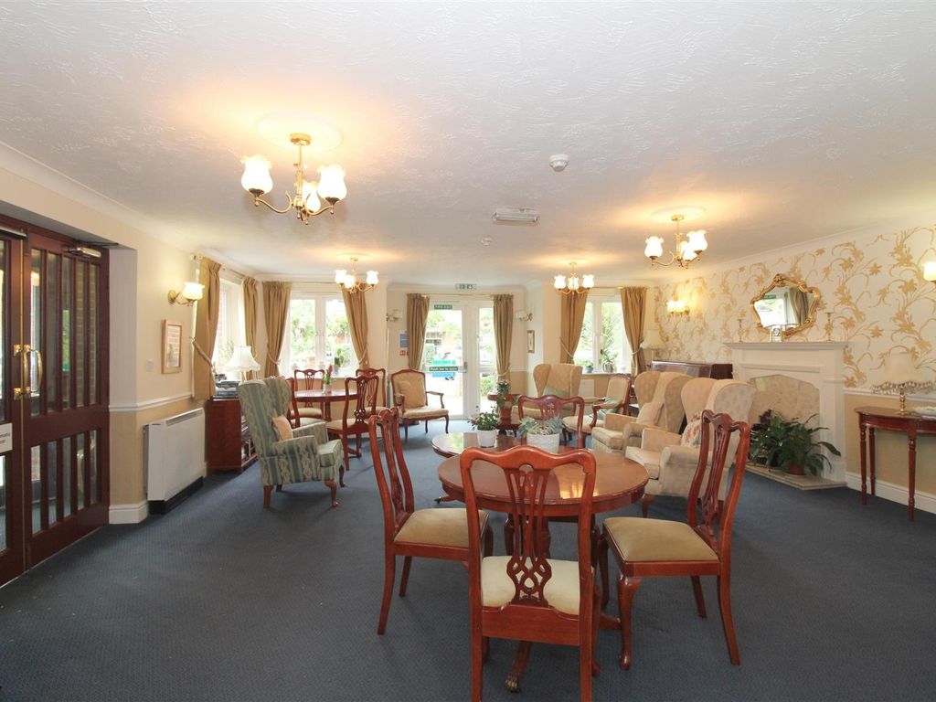 1 bed flat for sale in Priory Court, Priory Avenue, Caversham, Reading RG4, £140,000