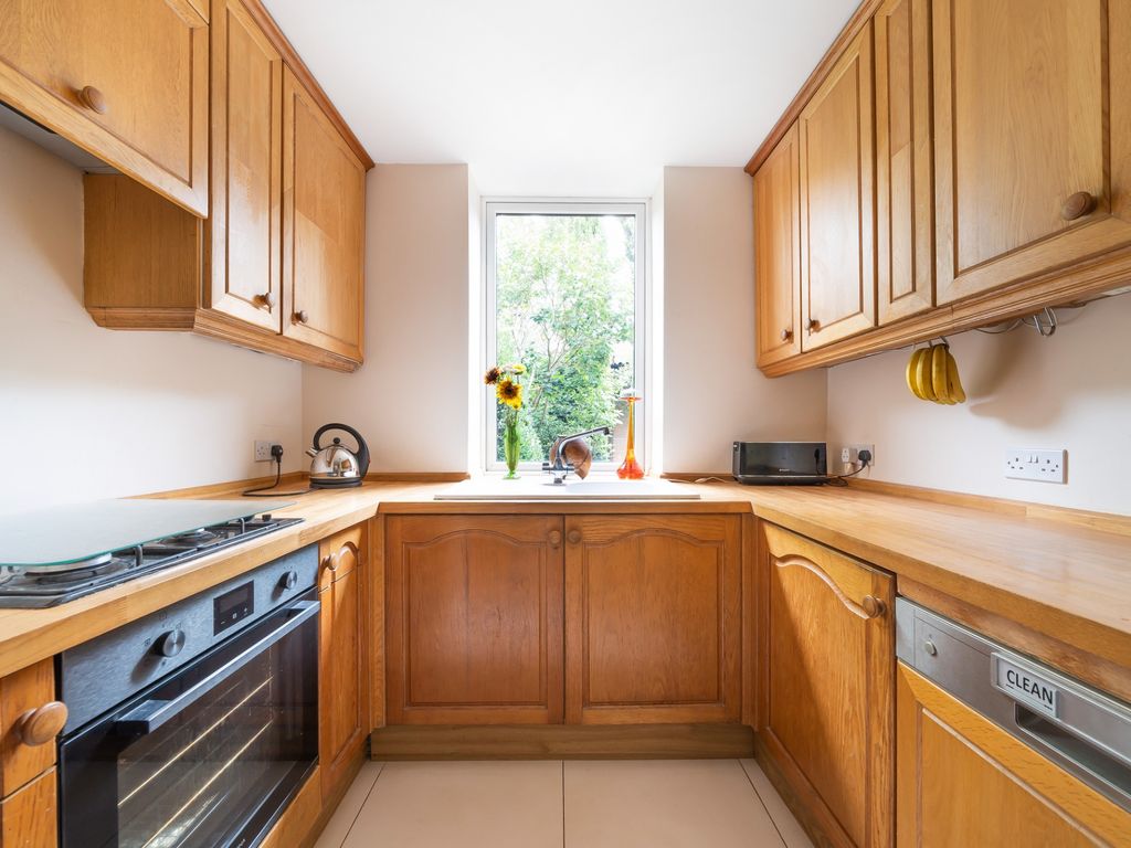 2 bed flat for sale in Old Winton Road, Andover SP10, £240,000