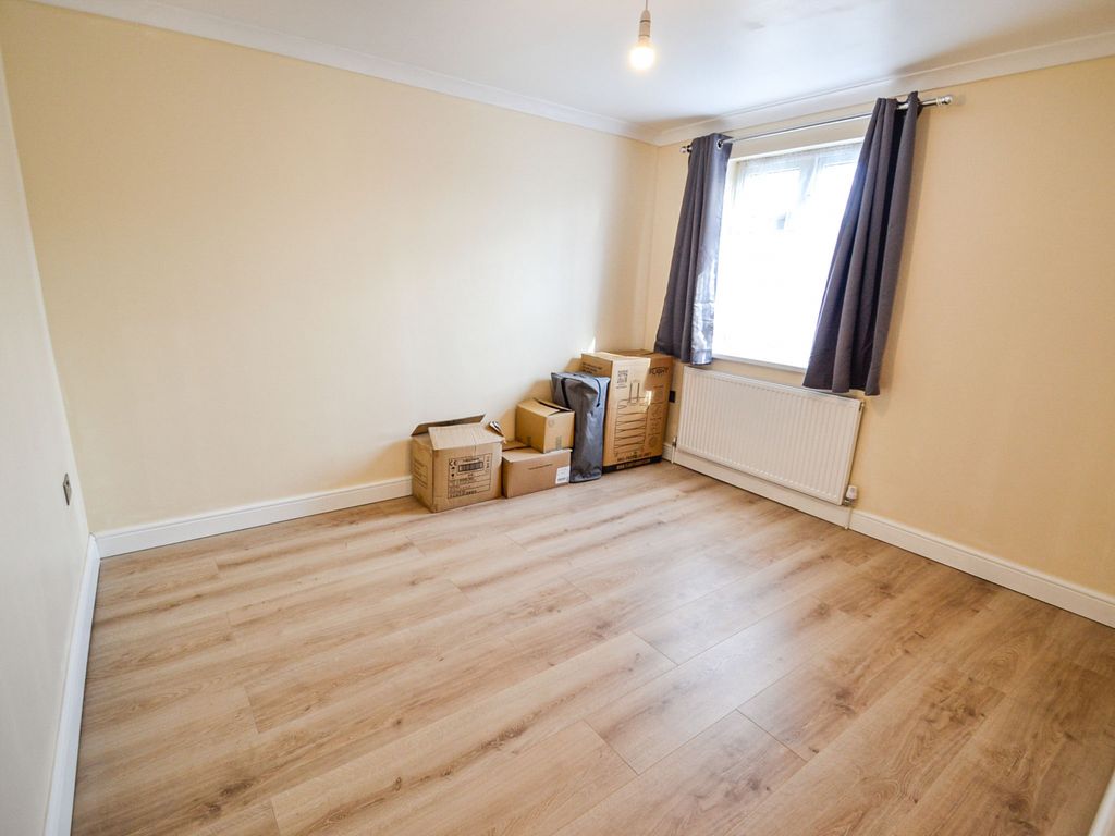 2 bed maisonette for sale in Roxwell Road, Barking IG11, £250,000