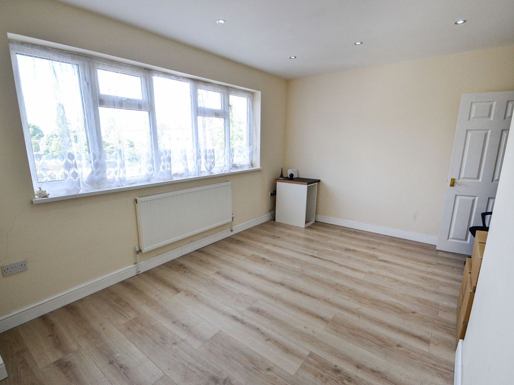 2 bed maisonette for sale in Roxwell Road, Barking IG11, £250,000