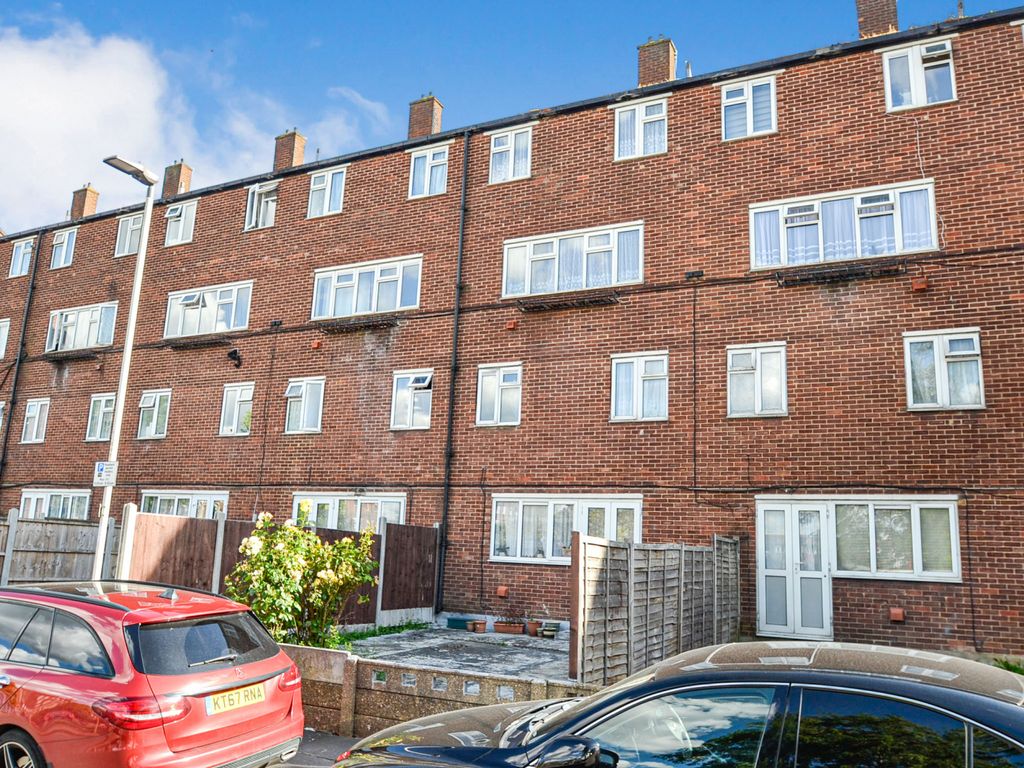 2 bed maisonette for sale in Roxwell Road, Barking IG11, £250,000