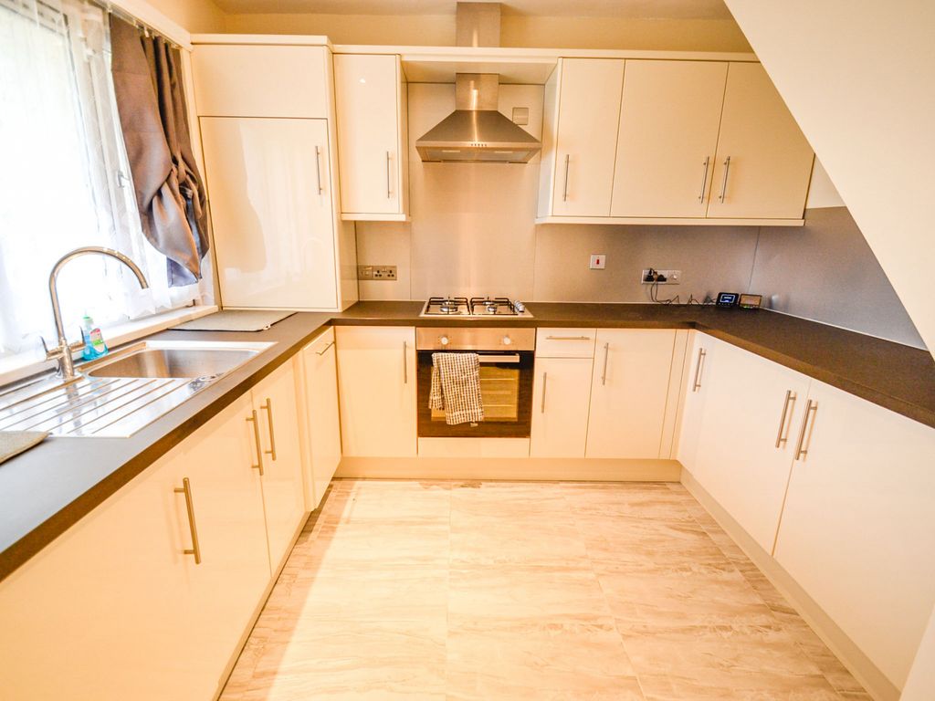 2 bed maisonette for sale in Roxwell Road, Barking IG11, £250,000