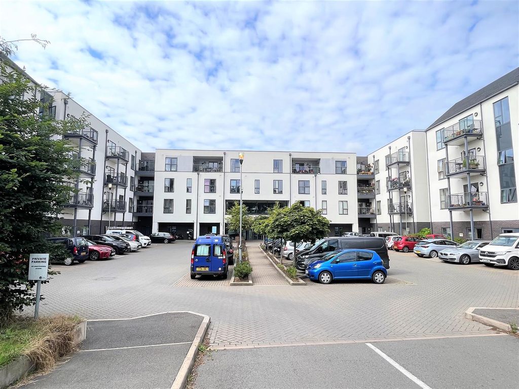 2 bed flat for sale in Queensway Court, Queensway, Royal Leamington Spa CV31, £269,280