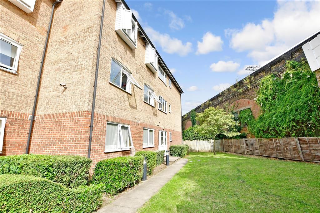 1 bed flat for sale in Trinity Close, Leytonstone, London E11, £260,000