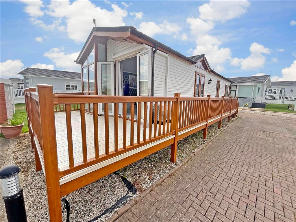 2 bed mobile/park home for sale in Maple Mews, Battlesbridge, Wickford, Essex SS11, £170,000