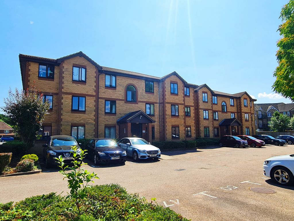 2 bed flat for sale in Kinnaird Close, Slough SL1, £280,000