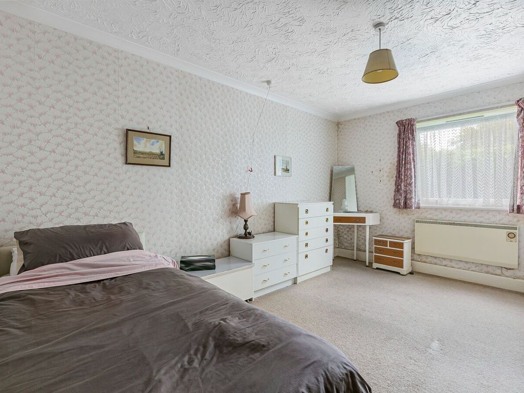 2 bed flat for sale in Billy Lows Lane, Potters Bar EN6, £200,000