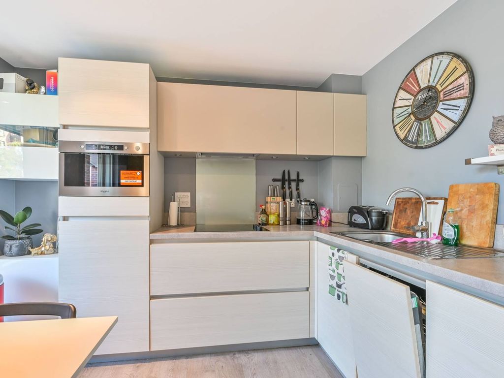 1 bed flat for sale in Robertson Road, Canning Town, London E16, £295,000