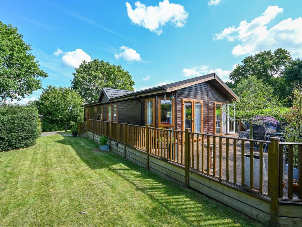 2 bed mobile/park home for sale in The Oaks, Farley Green, Guildford GU5, £165,000