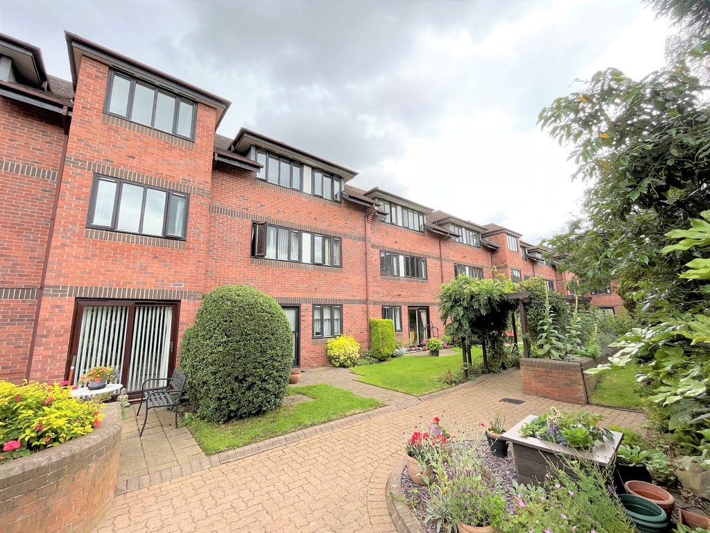 2 bed flat for sale in Healey Court, Coten End, Warwick CV34, £130,000