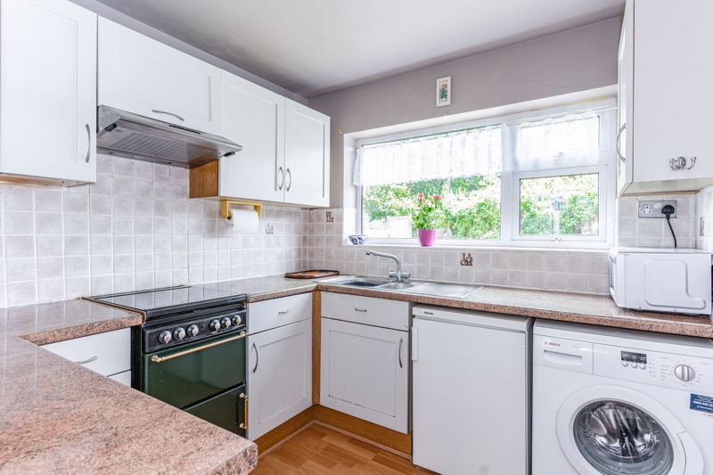 2 bed maisonette for sale in Broomhill, Cookham, Maidenhead SL6, £300,000