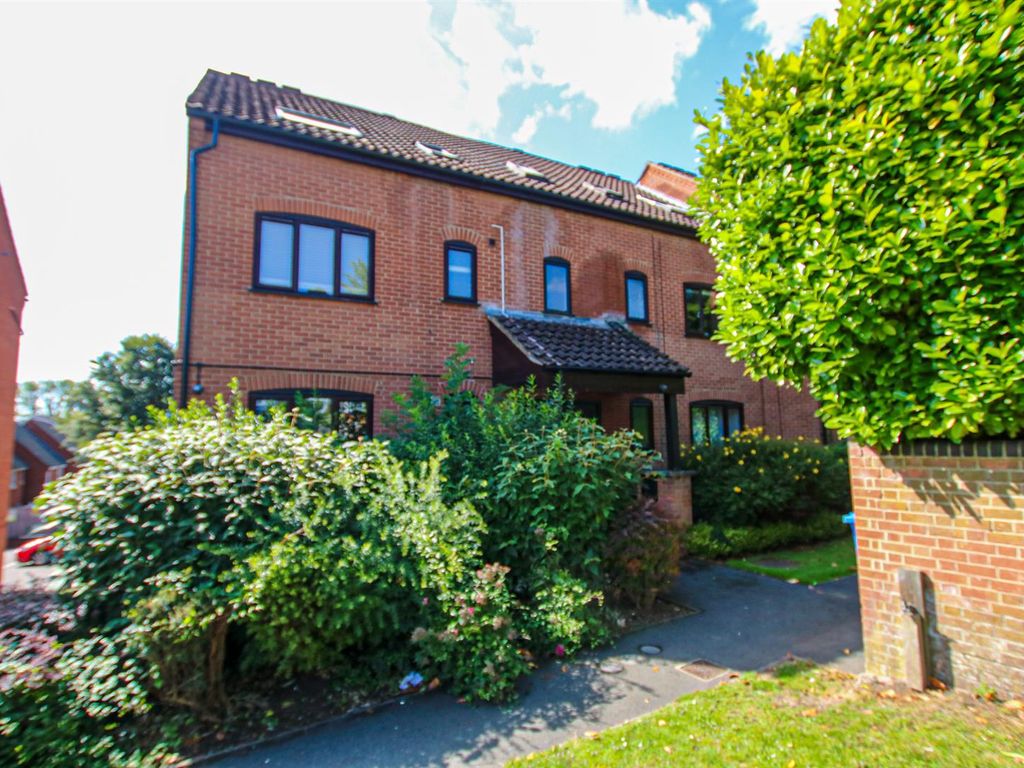 2 bed flat for sale in Roseville Close, Norwich NR1, £130,000