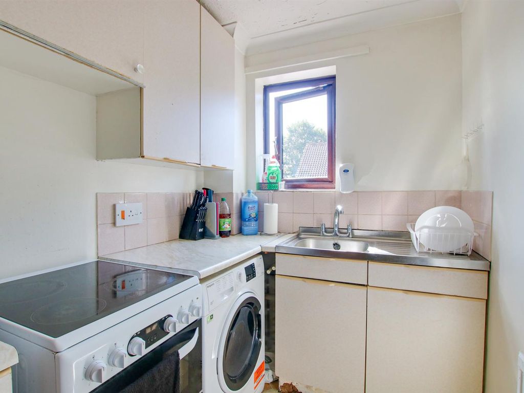 2 bed flat for sale in Roseville Close, Norwich NR1, £130,000