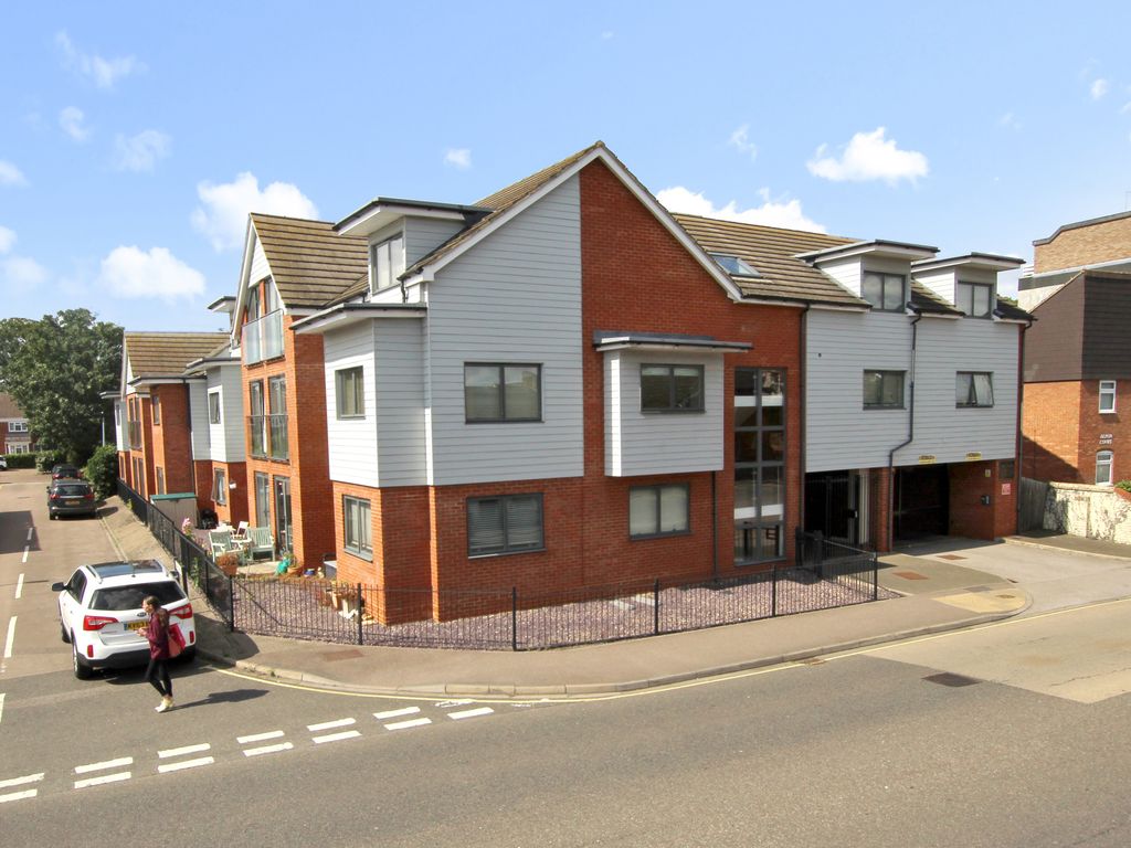 2 bed flat for sale in High Street, Kempston MK42, £189,950