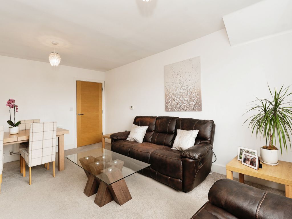 2 bed flat for sale in Oakley Road, Southampton SO16, £215,000