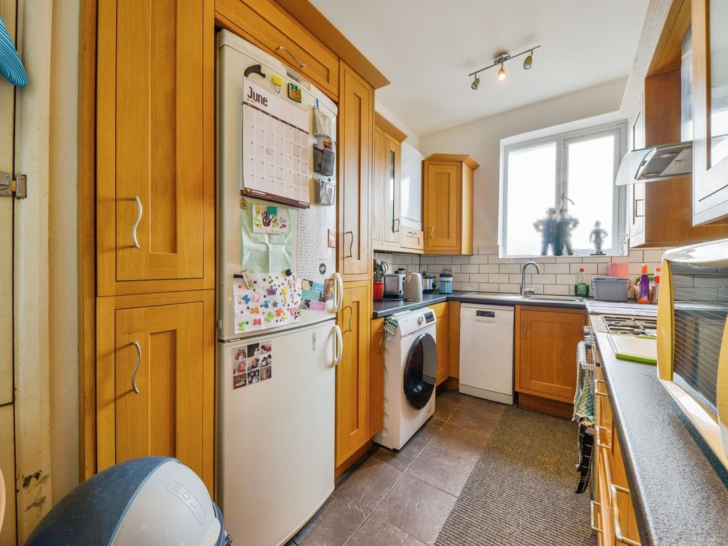 2 bed flat for sale in Garston Park Parade, Watford WD25, £230,000