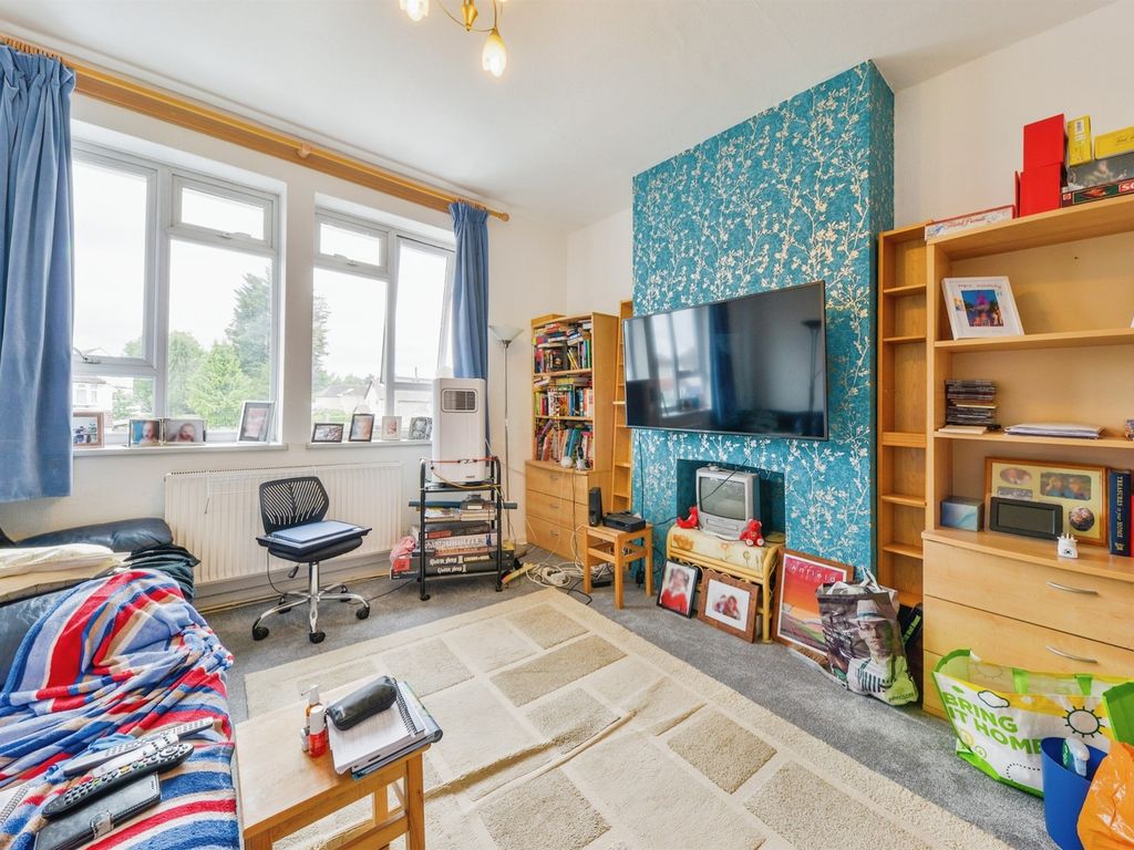 2 bed flat for sale in Garston Park Parade, Watford WD25, £230,000