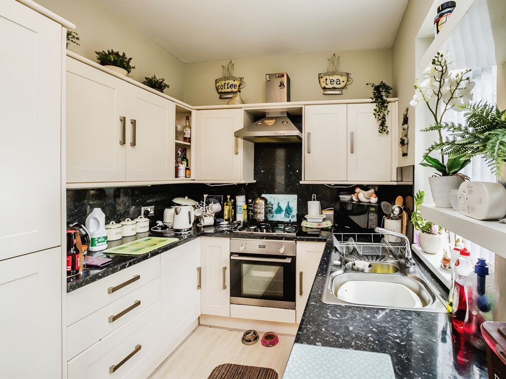 2 bed terraced house for sale in Fernfield Terrace, Halifax HX3, £110,000
