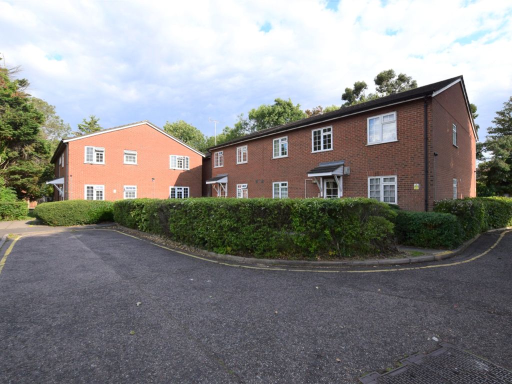 1 bed flat for sale in Barkwood Close, Romford RM7, £180,000
