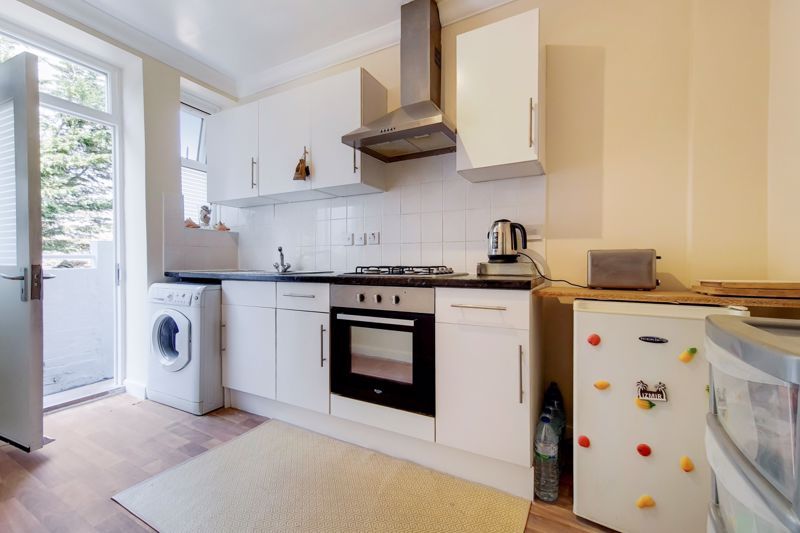 2 bed flat for sale in Court Road, London SE9, £250,000